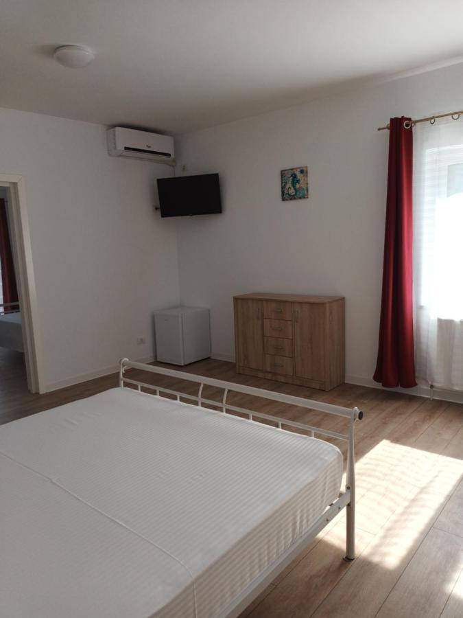 Vila Cosmin Hotel เอโฟริเอนอร์ด ภายนอก รูปภาพ
