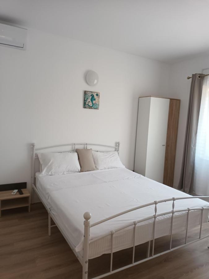 Vila Cosmin Hotel เอโฟริเอนอร์ด ภายนอก รูปภาพ