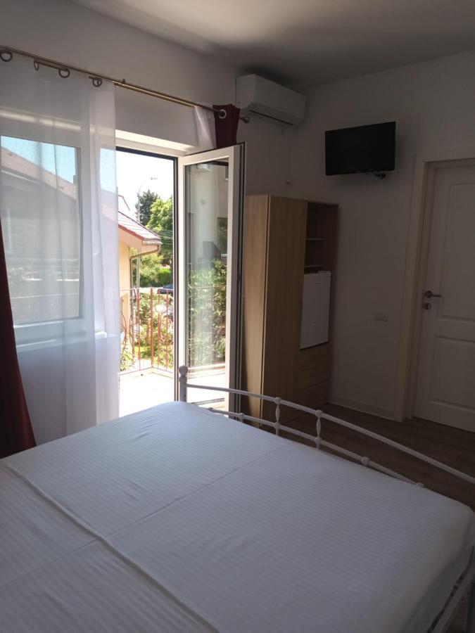 Vila Cosmin Hotel เอโฟริเอนอร์ด ภายนอก รูปภาพ