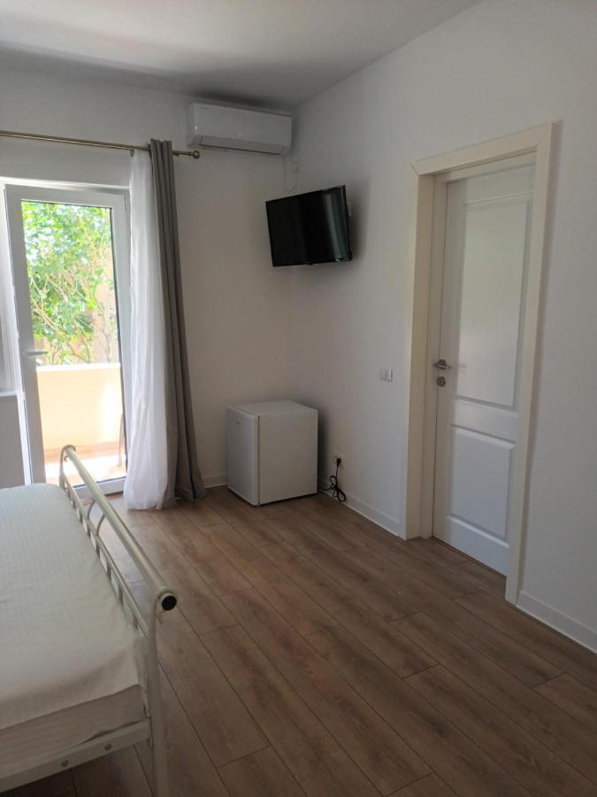Vila Cosmin Hotel เอโฟริเอนอร์ด ภายนอก รูปภาพ